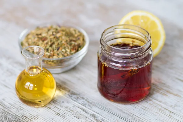 Ballı ve limonlu organik bitkiler.