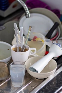 Mutfak yığınında kirli sofra takımı