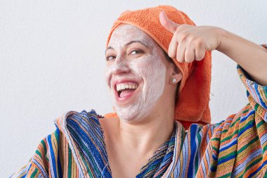 Yüz maskesi takan ve eğlenen bir kadın.