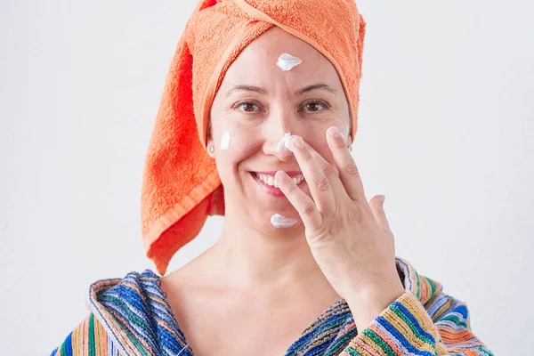 Uma Mulher Aplicando Uma Máscara Facial Divertindo — Fotografia de Stock