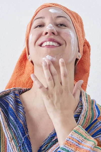 Woman Applying Facial Mask Having Fun — Stock Photo, Image