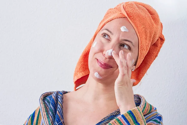 Uma Mulher Aplicando Uma Máscara Facial Divertindo — Fotografia de Stock