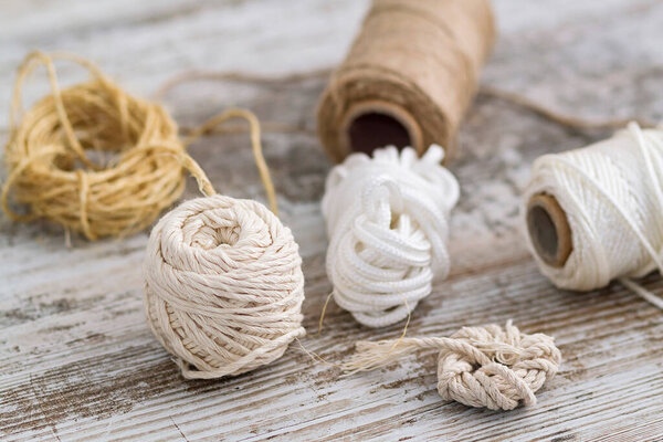 Верёвочные шарики из различных материалов