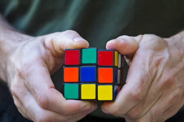 Una Persona Resolviendo Cubo Rompecabezas — Foto de Stock