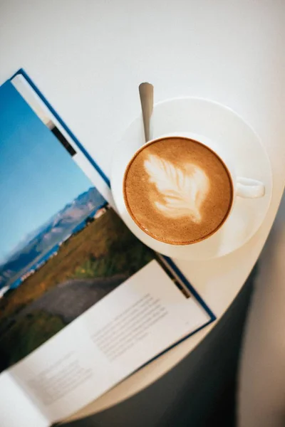 cappuccino kahve ve bir resim doğa ile bir dergi