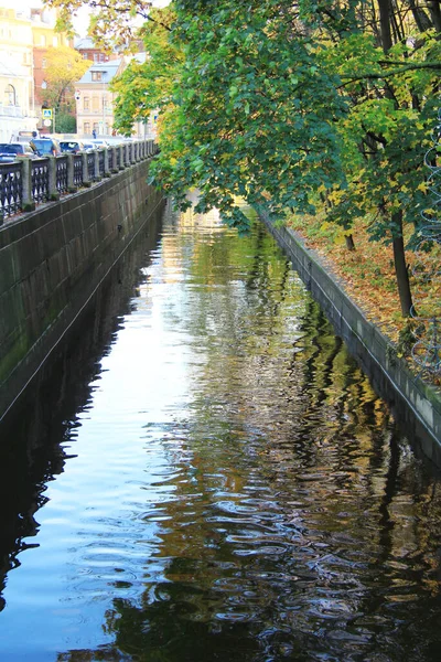 Vista Outono Canal Cidade Cercado Por Árvores Que Refletem Água — Fotografia de Stock