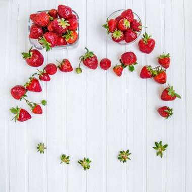 Beyaz zemin üzerinde bir kapta taze çilek. En iyi bakış açısı.