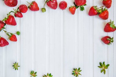 Beyaz zemin üzerinde bir kapta taze çilek. En iyi bakış açısı.