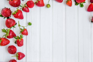 Beyaz zemin üzerinde bir kapta taze çilek. En iyi bakış açısı.