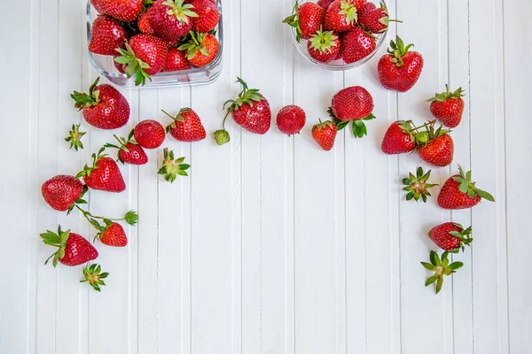 Fresas Frescas Tazón Sobre Fondo Blanco Punto Vista Superior —  Fotos de Stock