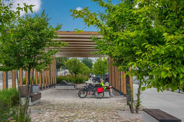Modern Şehir Bir Geçit Üzerinde Bir Bankta Oturan Bisikletçi — Stok fotoğraf