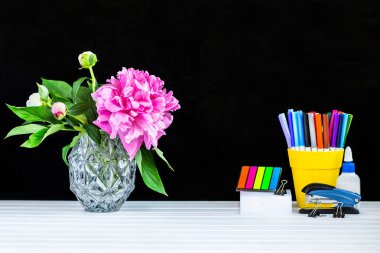 Öğretmen ya da öğrenci Danışma tablo. Eğitim arka plan. Eğitim mockup kavramı. Dağınık renkli kalemler, boş kağıt sayfası, yığılmış kitaplar, yeşil bitki ağaç, tahta zemin üzerine kalem tutucu.