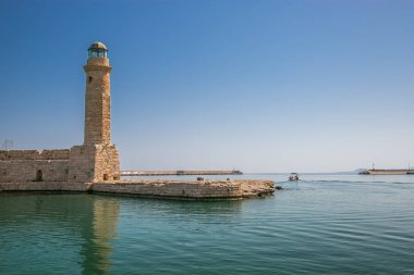 Liman ve deniz araçları, dalgalar deniz ve bulutlar üzerinde yenilgileri ile Girit Yunanistan içinde rethymno kenti deniz feneri