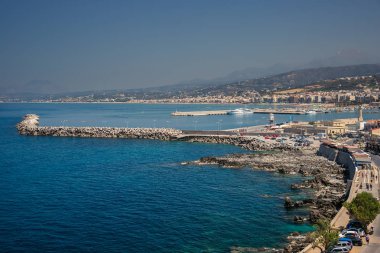 Liman ve deniz araçları, dalgalar deniz ve bulutlar üzerinde yenilgileri ile Girit Yunanistan içinde rethymno kenti deniz feneri