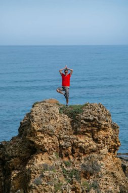 Tam uzunlukta bir kayalık sahil gelen dalgalar deniz bakarak Genç bir adam portresi. Crete, Yunanistan