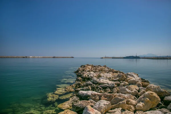 Liman Deniz Araçları Dalgalar Deniz Bulutlar Üzerinde Yenilgileri Ile Girit — Stok fotoğraf