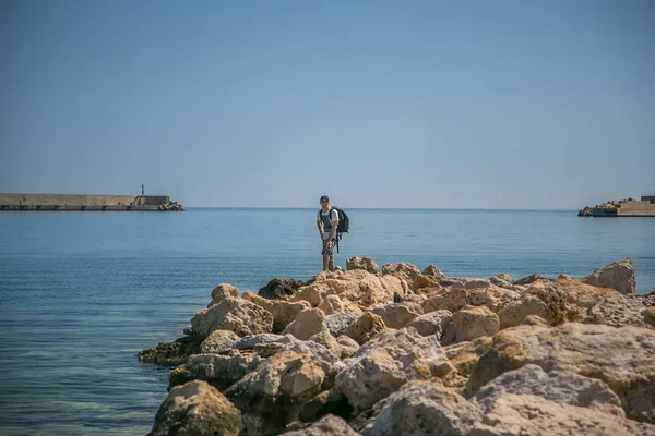 Tam Uzunlukta Bir Kayalık Sahil Gelen Dalgalar Deniz Bakarak Genç — Stok fotoğraf