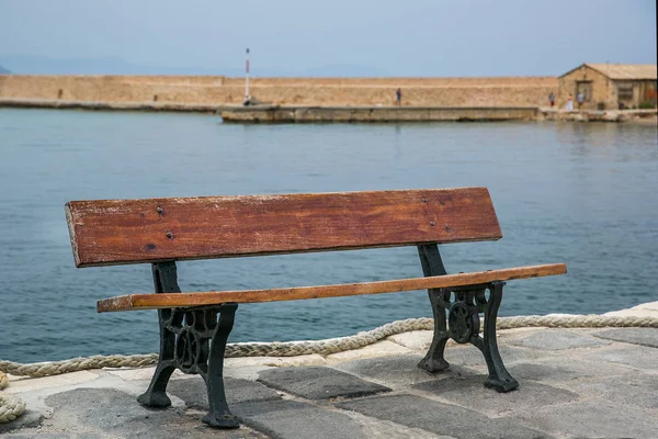 Bankta Oturan Eski Liman Hanya Girit Yunanistan Bakarak Genç Kadın — Stok fotoğraf