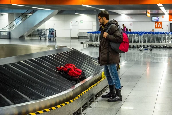 Turysta Zamiar Wziąć Jego Bagażu Lotnisku — Zdjęcie stockowe