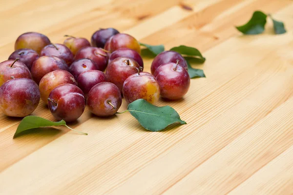Erik karanlık kartı ile eski metal plaka. Üstten Görünüm. Meyve arka plan metin için yer ile. Bahçe, tarım, hasat kavramı.