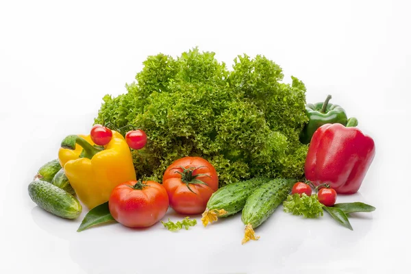 白い背景の上の新鮮な野菜 ピーマン トマト キュウリ — ストック写真
