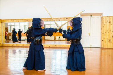 Japon savaş sanatı kılıç mücadele. Okul çocuk ve yetişkinler için.
