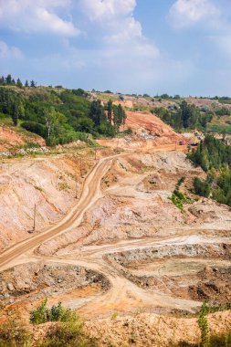 Kalker ocağı, köye bitişik. Madencilik sektörü