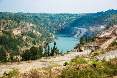 Kalker ocağı, köye bitişik. Madencilik sektörü