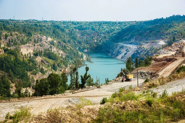 Kalker ocağı, köye bitişik. Madencilik sektörü