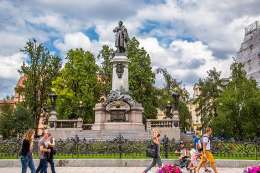 Varşova - 20 Temmuz: 20 Temmuz 2017 eski şehir Varşova, Polonya, turist dolu Parklar, Castle Square, çeşmeler