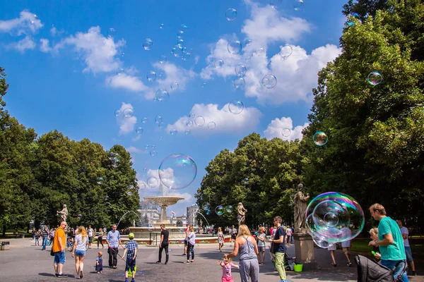 Warsaw Luglio Parchi Piazza Del Castello Fontane Piene Turisti Nel — Foto Stock