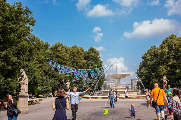 Warszawa Lipca Parki Plac Zamkowy Fontanny Pełne Turystów Stare Miasto — Zdjęcie stockowe