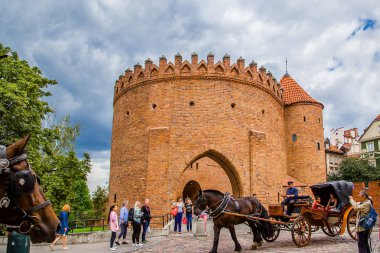 Varşova - 20 Temmuz: 20 Temmuz 2017 eski şehir Varşova, Polonya, turist dolu Parklar, Castle Square, çeşmeler