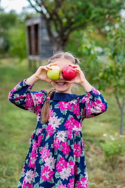 Gadis cantik dengan apel di tangan di taman  . — Stok Foto