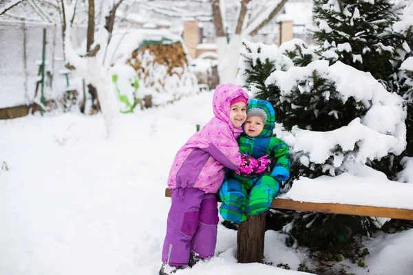 Mutlu Çocuk Hediye Kutuları Ile Bir Kış Karla Kaplı Ormanda — Stok fotoğraf