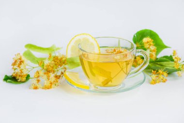 Ihlamur çiçek, bitki çayı, yüksek açı, bir metin için yer görüntüleyin. Beyaz bir arka plan üzerinde.