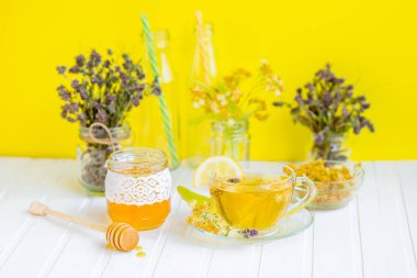 Ihlamur çiçek, bitki çayı, yüksek açı, bir metin için yer görüntüleyin. Sarı bir arka plan üzerinde.