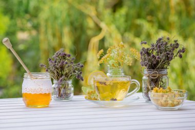 Ihlamur çiçek, bitki çayı, yüksek açı, bir metin için yer görüntüleyin. Beyaz bir masada.