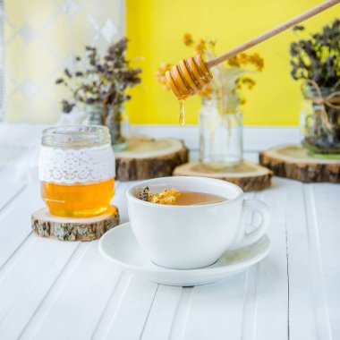 Ihlamur çiçek, bitki çayı, yüksek açı, bir metin için yer görüntüleyin. Beyaz bir masada.