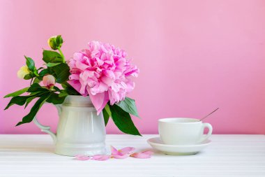 Pembe şakayık pembe şarap yanında. pembe bir arka plan