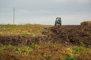 Traktörler, arazi çiftçilik ile tarımsal iş.