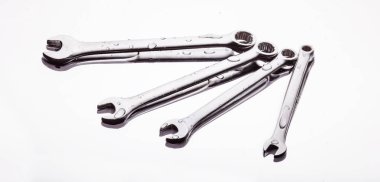 Su akışı içinde hafif bir arka plan üzerinde farklı boyutlarda somun anahtarları.