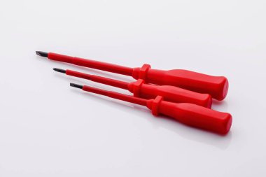 Vida ve beyaz arka plan üzerinde izole tornavida. Uzun burun ve çapraz kesiciler.