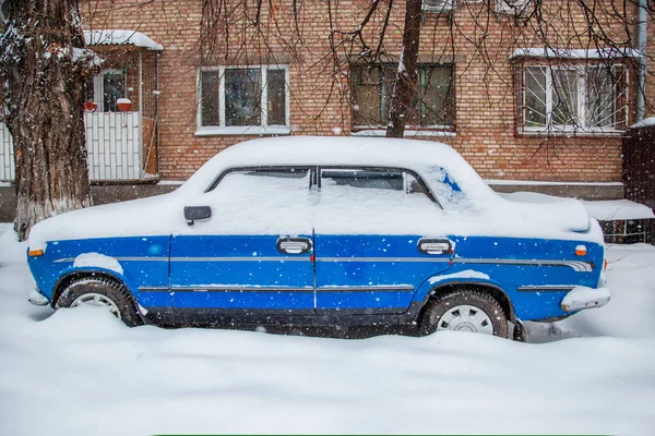 Pojazdy Pokryte Śniegiem Zimowych Blizzard Parkingu Zaśnieżonych Drogach Ulicach Miasta — Zdjęcie stockowe