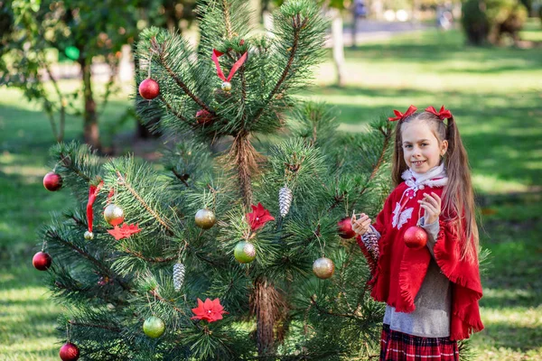 Fata Drăguță Decorarea Pomul Crăciun Aer Liber Curte Înainte Sărbători — Fotografie, imagine de stoc