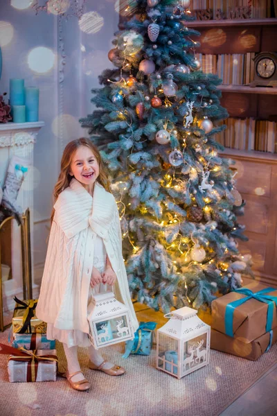 Petite Fille Sous Sapin Noël Une Fille Avec Des Cadeaux — Photo