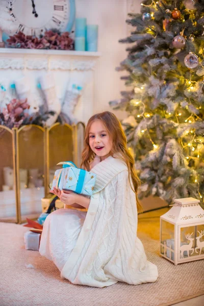 Petite Fille Sous Sapin Noël Une Fille Avec Des Cadeaux — Photo