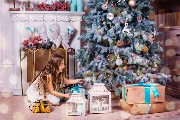 Petite Fille Sous Sapin Noël Une Fille Avec Des Cadeaux — Photo