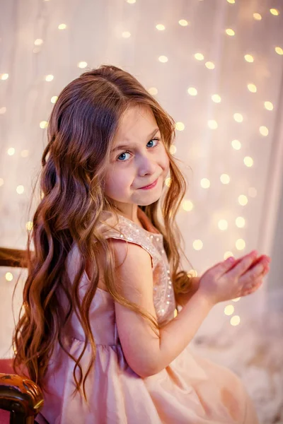 クリスマスイブに巻き毛の小さな女の子の肖像画は 新年のギフトをもたらすでしょう 驚きを見越して陽気な感情 — ストック写真