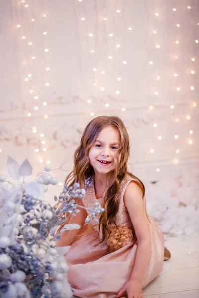 クリスマスイブに巻き毛の小さな女の子の肖像画は 新年のギフトをもたらすでしょう 驚きを見越して陽気な感情 — ストック写真